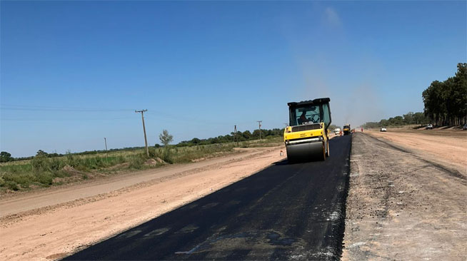 Comenzó el asfalto de la vital ruta 6 en Las Breñas